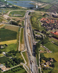 847386 Luchtfoto van de aanleg van op- en afritten van de A2 naar het nieuwe tracé van de S15 (boven, de secundaire ...